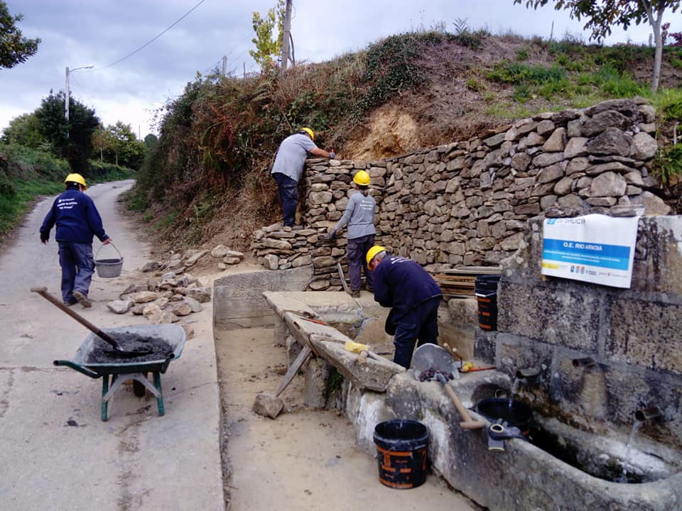 Recuperación muro e fontes  en Freixoso